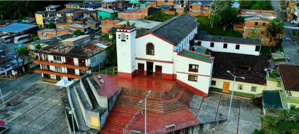 Parque principal del municipio de San Francisco y su parroquia