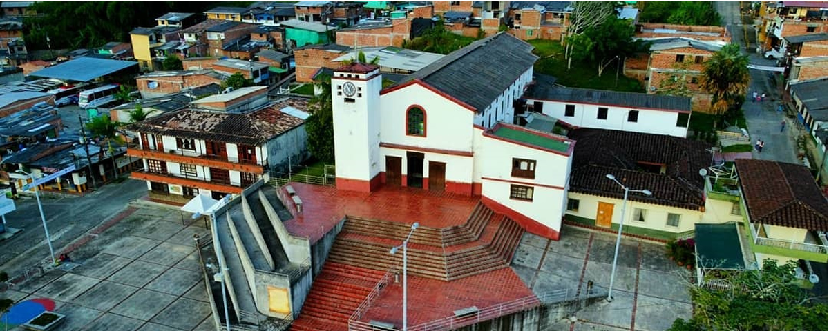 Parque principal del municipio de San Francisco y su parroquia