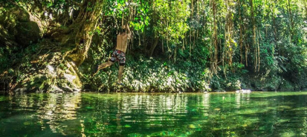 hombre lanzándose a un río