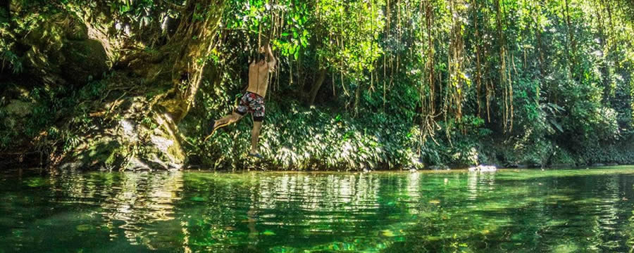 hombre lanzándose a un río